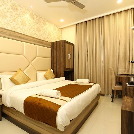 Hotel Malhotra Inn 50 Meter From Golden Temple Amritsar Bagian luar foto