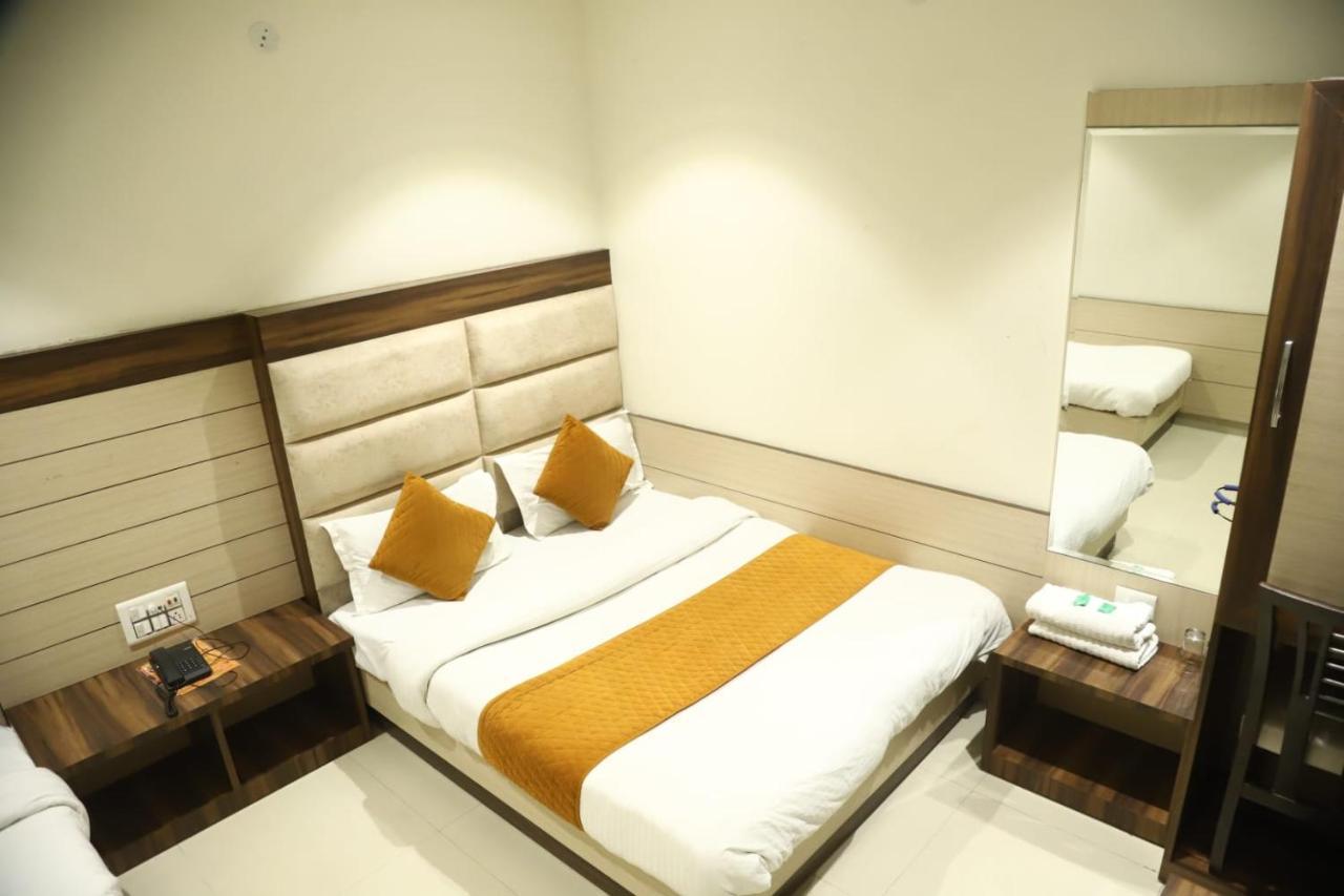 Hotel Malhotra Inn 50 Meter From Golden Temple Amritsar Bagian luar foto