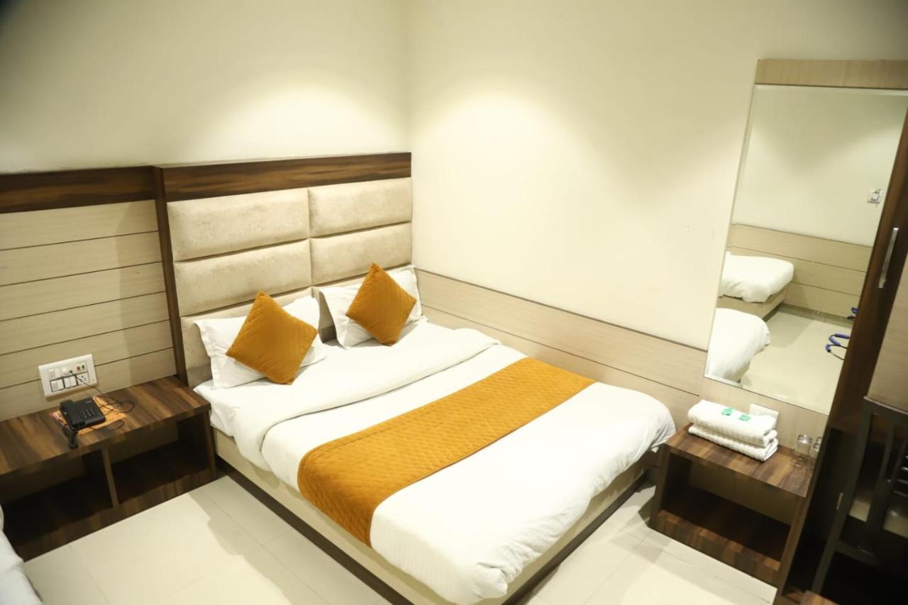 Hotel Malhotra Inn 50 Meter From Golden Temple Amritsar Bagian luar foto