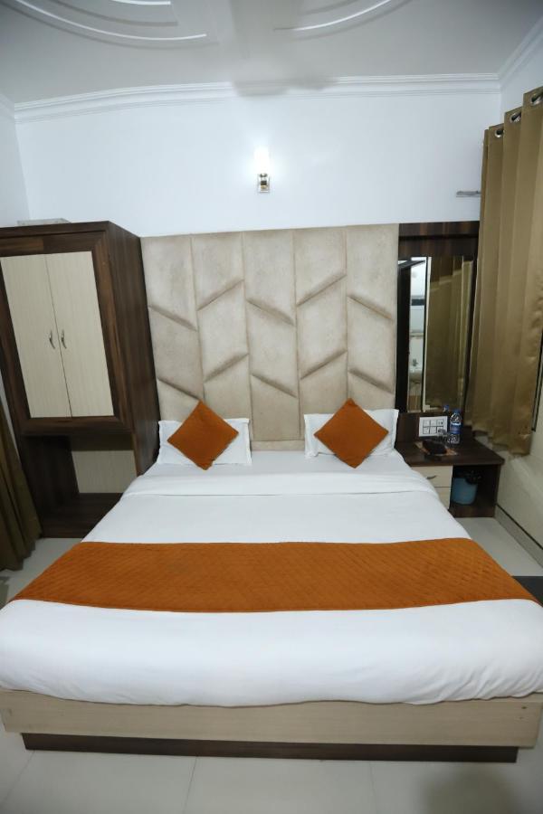 Hotel Malhotra Inn 50 Meter From Golden Temple Amritsar Bagian luar foto