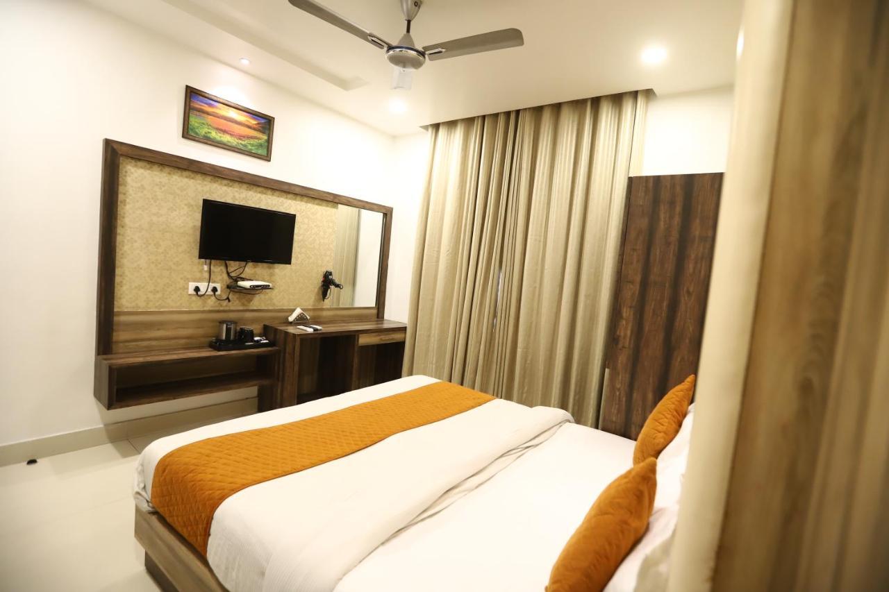 Hotel Malhotra Inn 50 Meter From Golden Temple Amritsar Bagian luar foto