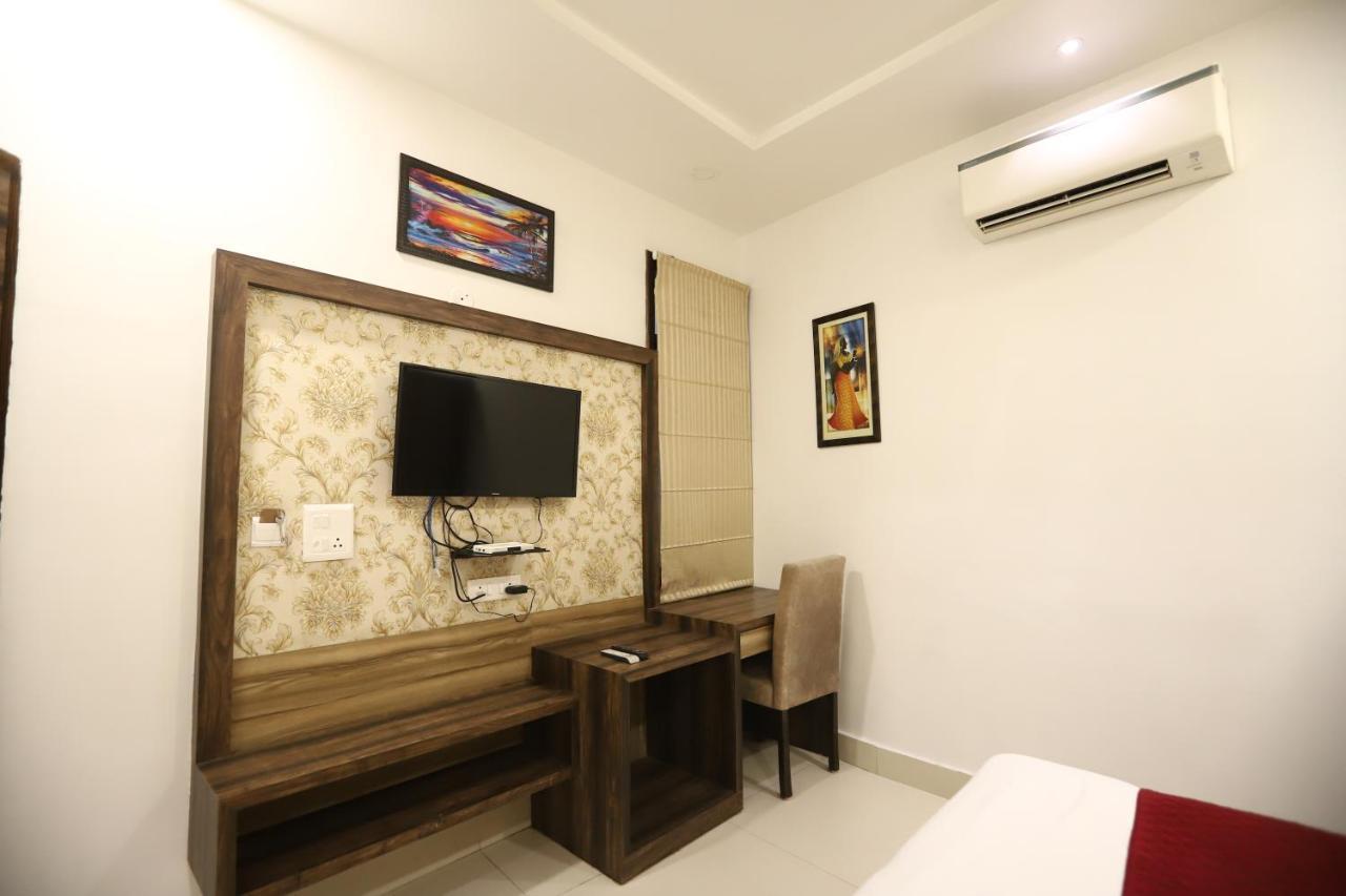 Hotel Malhotra Inn 50 Meter From Golden Temple Amritsar Bagian luar foto
