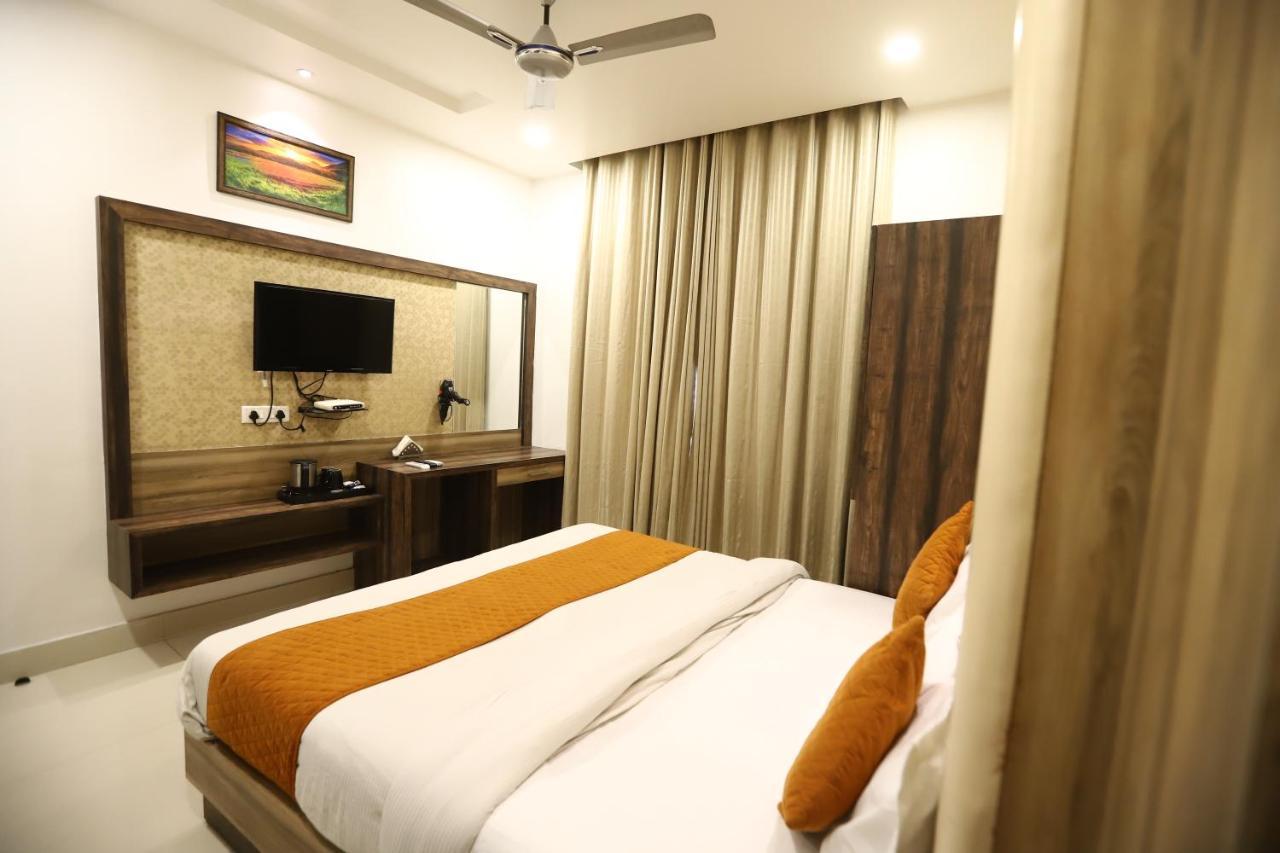 Hotel Malhotra Inn 50 Meter From Golden Temple Amritsar Bagian luar foto