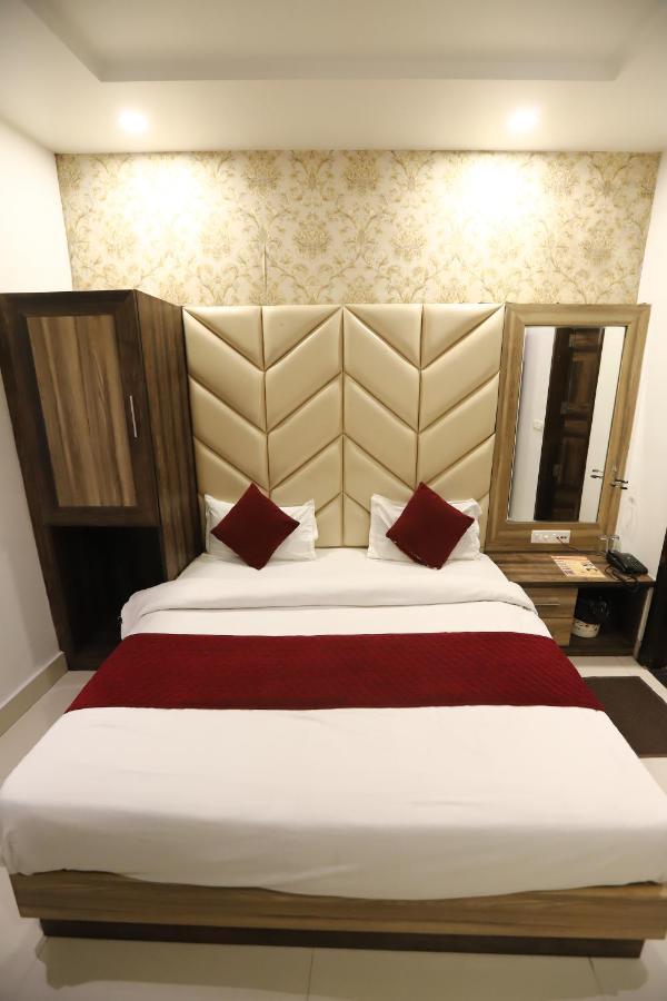 Hotel Malhotra Inn 50 Meter From Golden Temple Amritsar Bagian luar foto