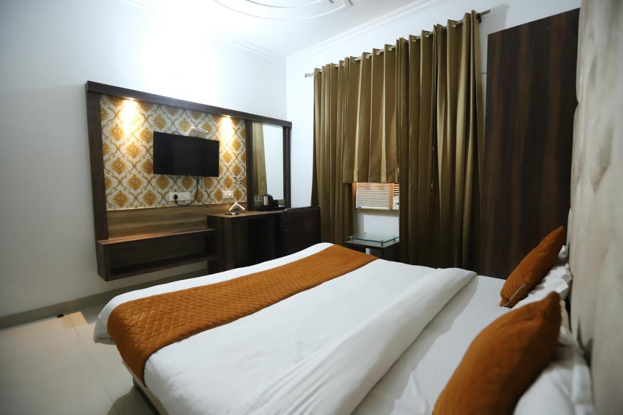 Hotel Malhotra Inn 50 Meter From Golden Temple Amritsar Bagian luar foto
