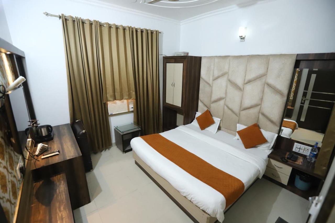Hotel Malhotra Inn 50 Meter From Golden Temple Amritsar Bagian luar foto