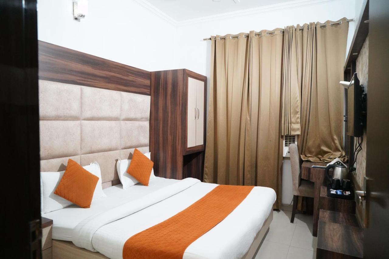 Hotel Malhotra Inn 50 Meter From Golden Temple Amritsar Bagian luar foto