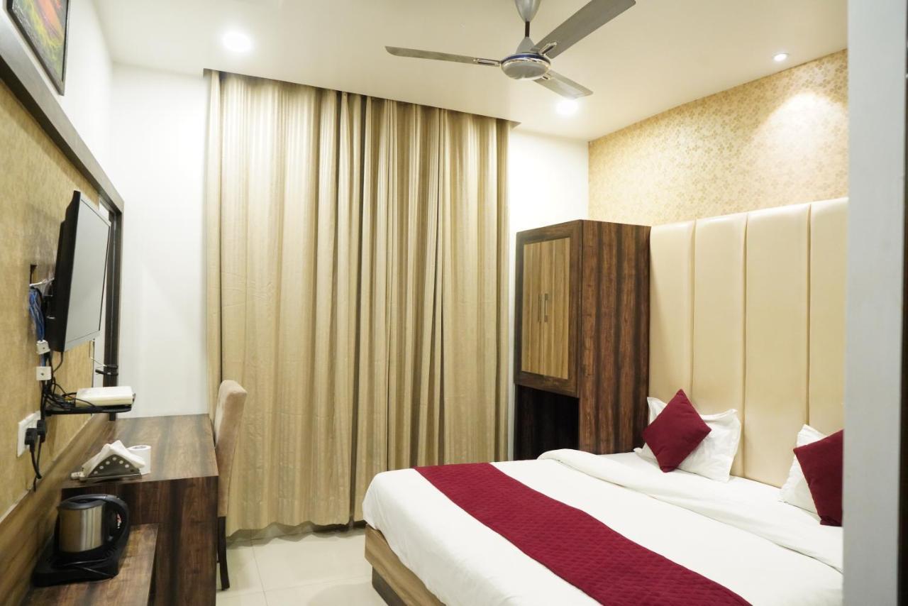 Hotel Malhotra Inn 50 Meter From Golden Temple Amritsar Bagian luar foto