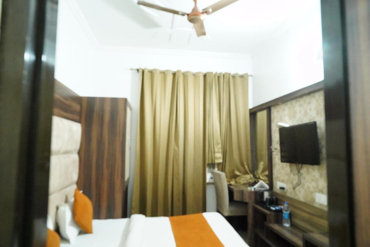 Hotel Malhotra Inn 50 Meter From Golden Temple Amritsar Bagian luar foto