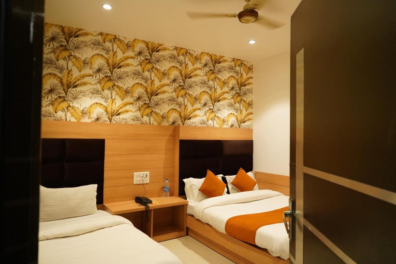 Hotel Malhotra Inn 50 Meter From Golden Temple Amritsar Bagian luar foto