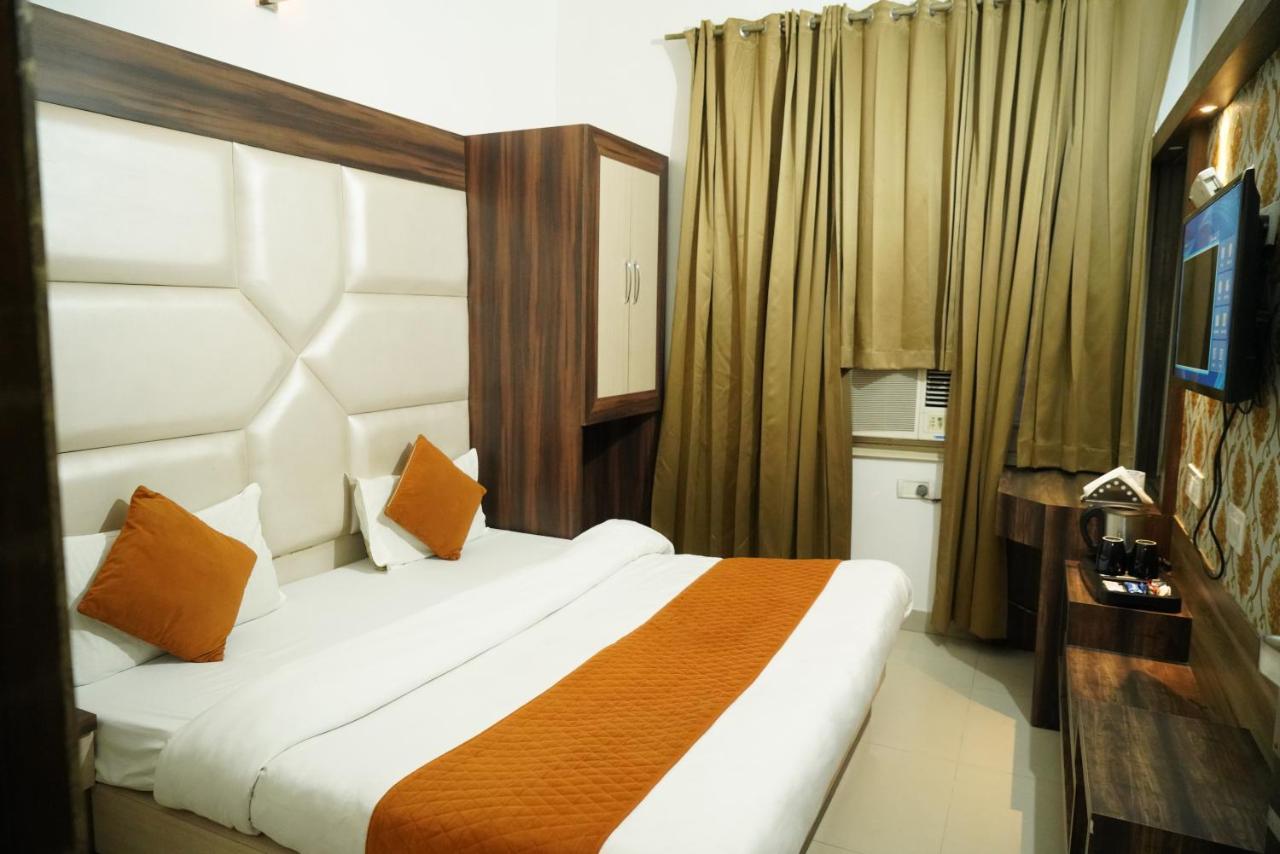 Hotel Malhotra Inn 50 Meter From Golden Temple Amritsar Bagian luar foto