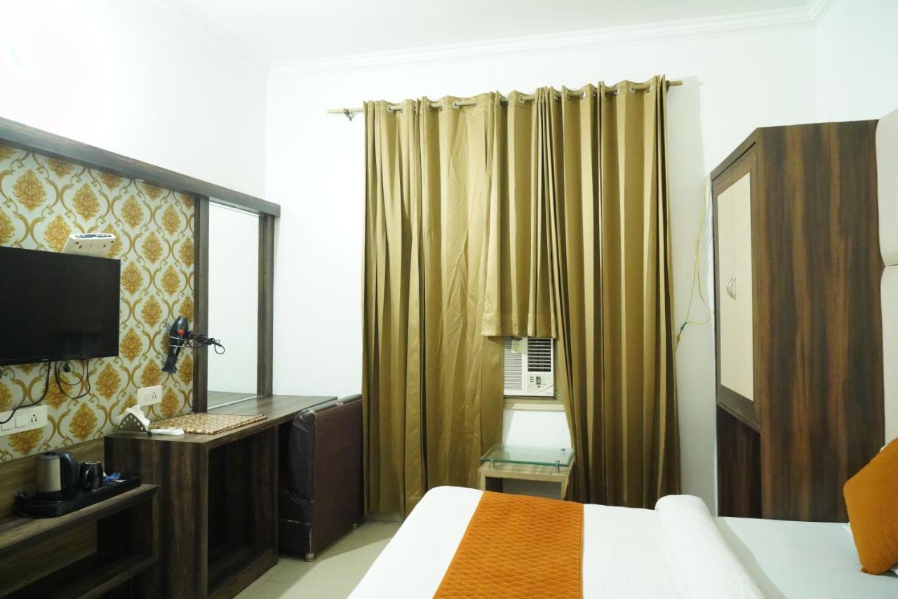 Hotel Malhotra Inn 50 Meter From Golden Temple Amritsar Bagian luar foto