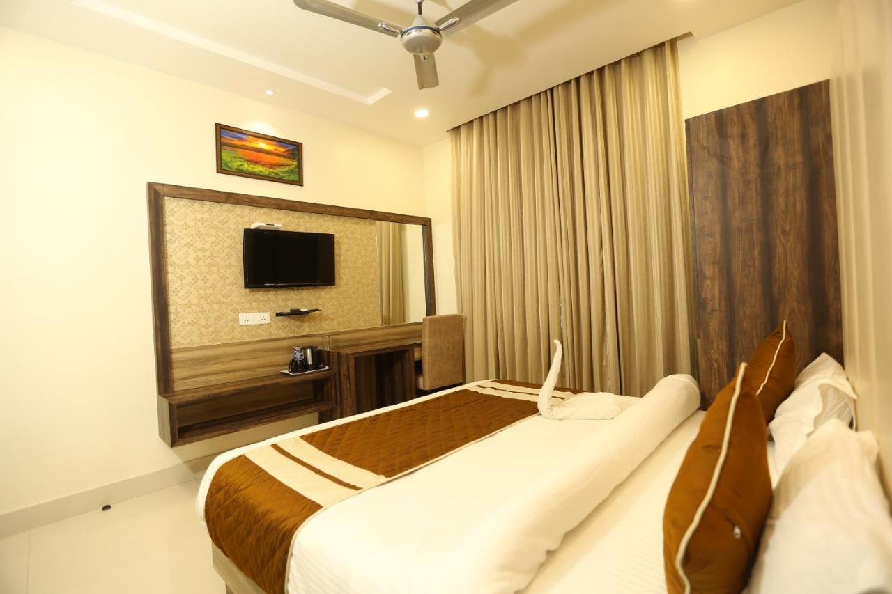 Hotel Malhotra Inn 50 Meter From Golden Temple Amritsar Bagian luar foto