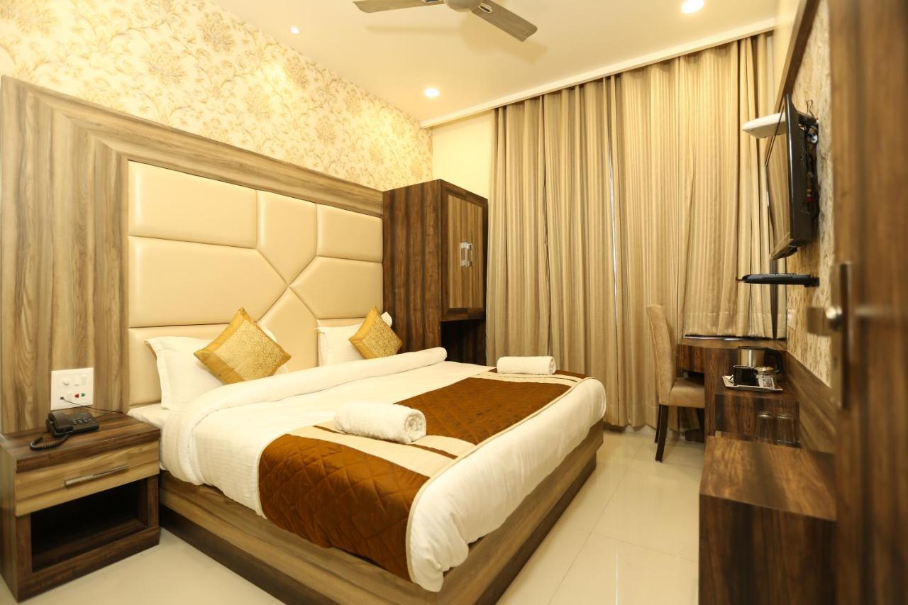 Hotel Malhotra Inn 50 Meter From Golden Temple Amritsar Bagian luar foto