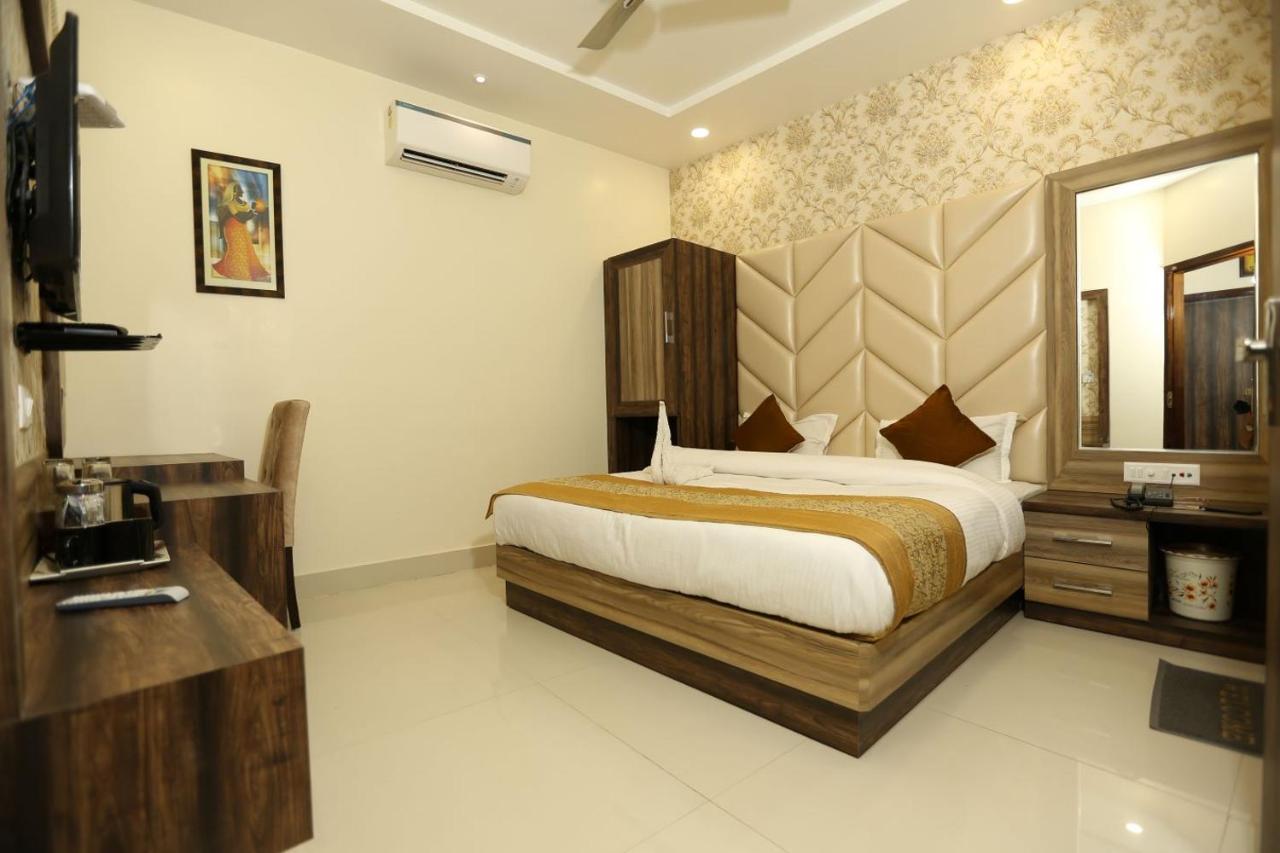 Hotel Malhotra Inn 50 Meter From Golden Temple Amritsar Bagian luar foto